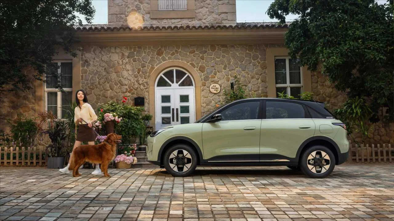 В России официально появится Geely EX2